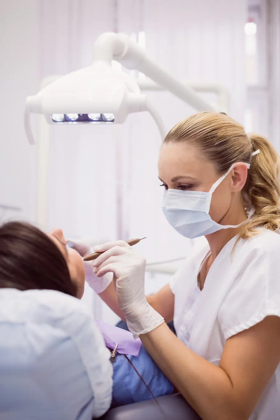 Dentista revisando a una paciente