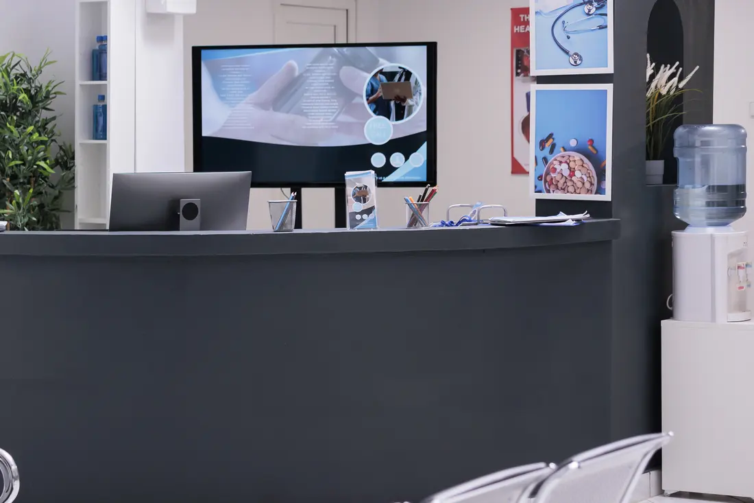 Recepción y sala de espera de la clínica